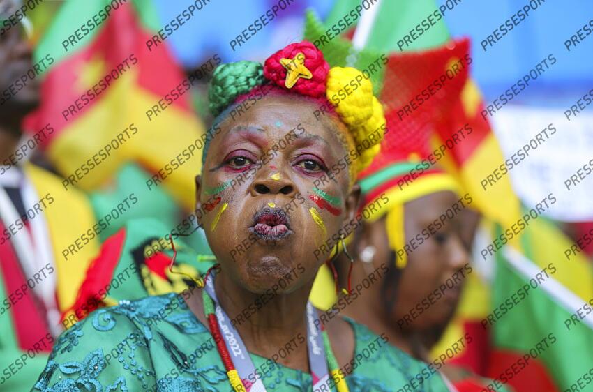24.11.2022, Al Janoub Stadium, Al Wakrah, QAT, FIFA WM 2022, Schweiz vs Kamerun, Gruppe G, im Bild A Cameroon fan // A Cameroon fan during Group G Match between Switzerland and Cameroon of the FIFA Worldcup Qatar 2022 at the Al Janoub Stadium in Al Wakrah, Qatar on 2022/11/24. EXPA Pictures © 2022, PhotoCredit: EXPA/ Focus Images/ Paul Chesterton ATTENTION - for AUT, GER, FRA, ITA, SUI, POL, CRO, SLO only SUISSE-CAMEROUN (1-0) 