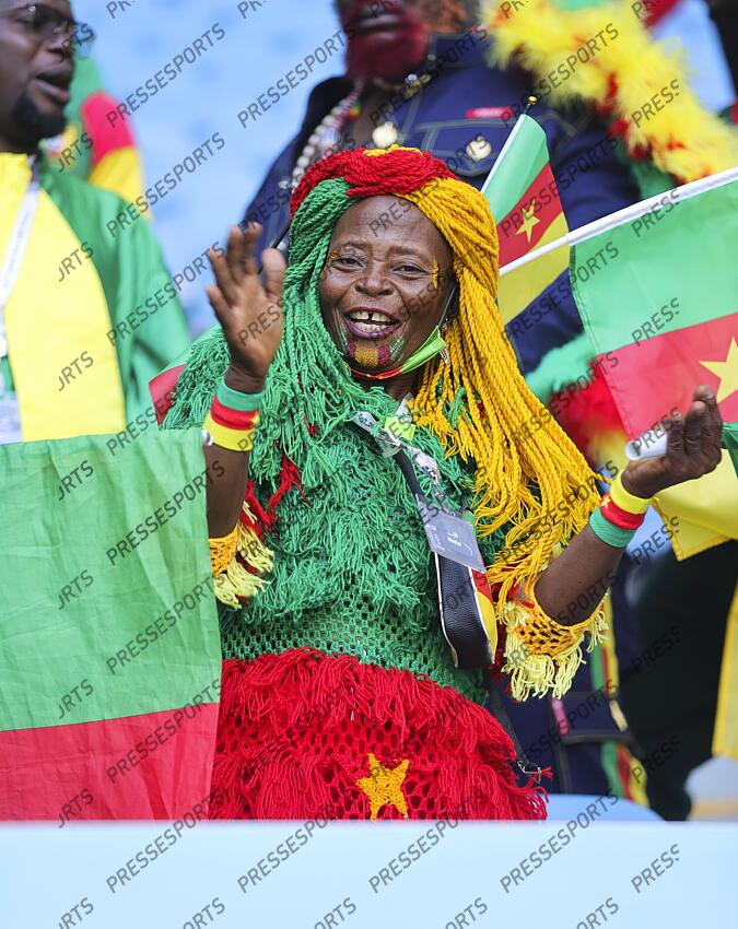 24.11.2022, Al Janoub Stadium, Al Wakrah, QAT, FIFA WM 2022, Schweiz vs Kamerun, Gruppe G, im Bild A Cameroon fan // A Cameroon fan during Group G Match between Switzerland and Cameroon of the FIFA Worldcup Qatar 2022 at the Al Janoub Stadium in Al Wakrah, Qatar on 2022/11/24. EXPA Pictures © 2022, PhotoCredit: EXPA/ Focus Images/ Paul Chesterton ATTENTION - for AUT, GER, FRA, ITA, SUI, POL, CRO, SLO only SUISSE-CAMEROUN (1-0) 