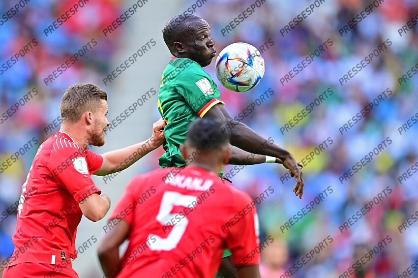 v.l. Nico Elvedi, Vincent Aboubakar (Kamerun) Al Wakrah, 24.11.2022, FIFA Fussball WM 2022 in Katar, Gruppenphase, Schweiz - Kamerun SUISSE-CAMEROUN (1-0) 