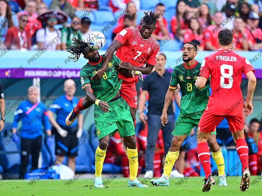 v.l. Andre-Frank Zambo Anguissa (Kamerun), Breel Embolo (Schweiz), Jean-Charles Castelletto Al Wakrah, 24.11.2022, FIFA Fussball WM 2022 in Katar, Gruppenphase, Schweiz - Kamerun SUISSE-CAMEROUN (1-0) 