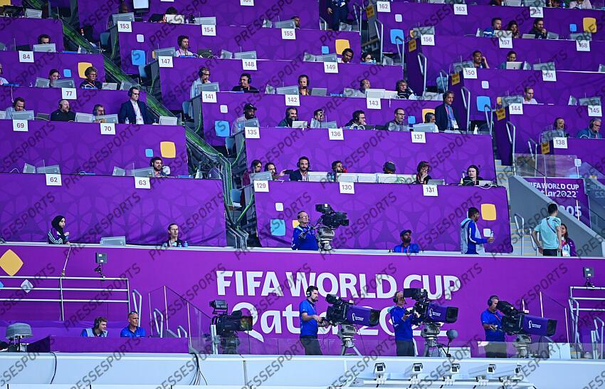 Pressetribuene Al Wakrah, 24.11.2022, FIFA Fussball WM 2022 in Katar, Gruppenphase, Schweiz - Kamerun SUISSE-CAMEROUN (1-0) 