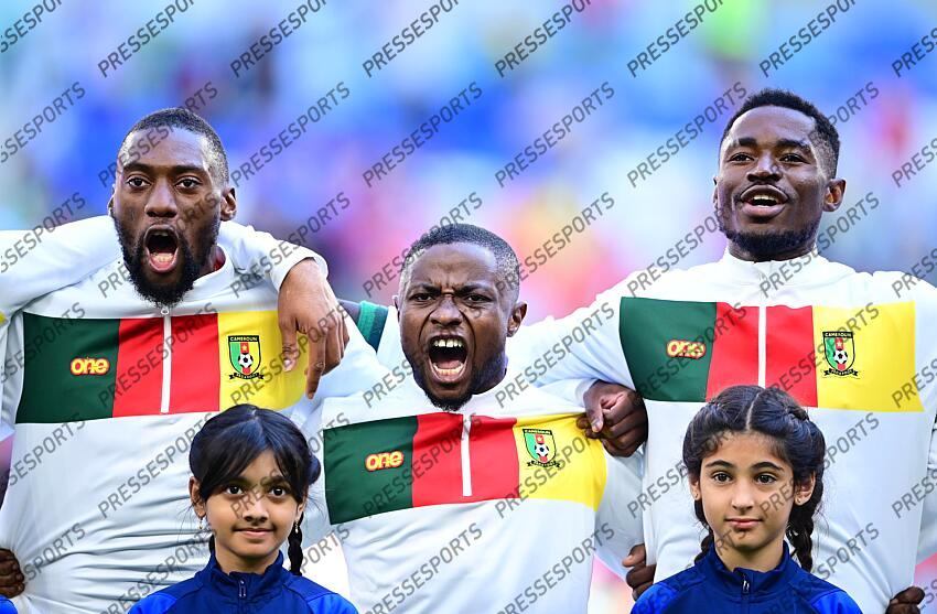 v.l. Nicolas Nkoulou, Nouhou Tolo, Andre-Frank Zambo Anguissa (Kamerun) Al Wakrah, 24.11.2022, FIFA Fussball WM 2022 in Katar, Gruppenphase, Schweiz - Kamerun SUISSE-CAMEROUN (1-0) 