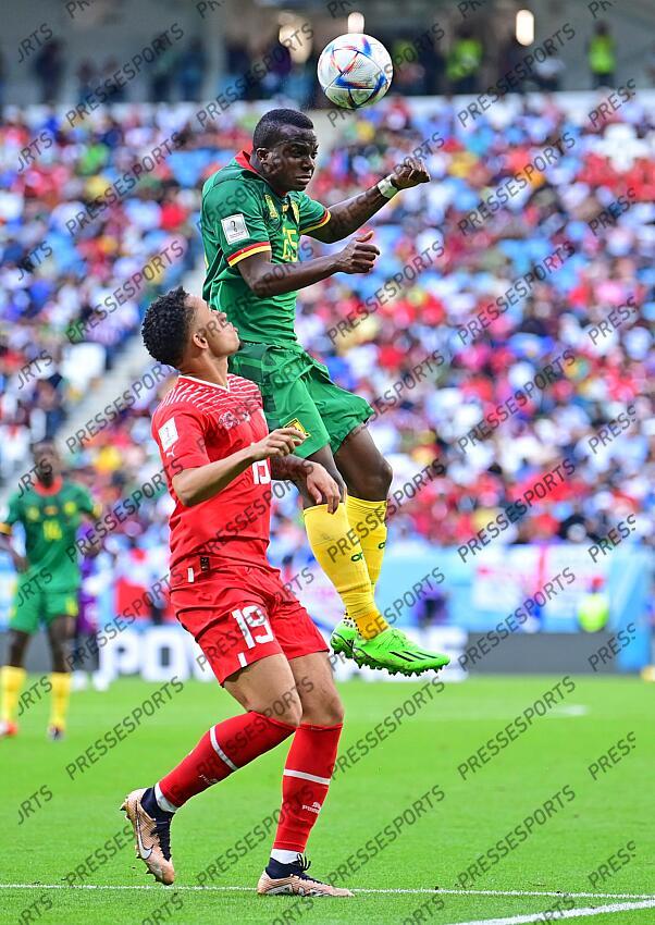 v.l. Noah Okafor, Nouhou Tolo (Kamerun) Al Wakrah, 24.11.2022, FIFA Fussball WM 2022 in Katar, Gruppenphase, Schweiz - Kamerun SUISSE-CAMEROUN (1-0) 