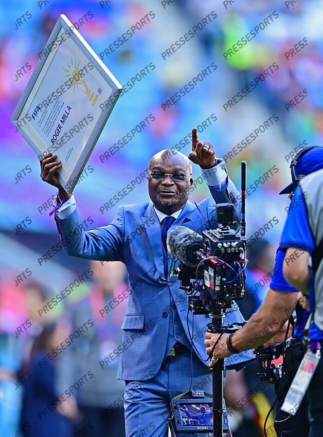 FIFA-Ehrung fuer Roga Milla (Kamerun) Al Wakrah, 24.11.2022, FIFA Fussball WM 2022 in Katar, Gruppenphase, Schweiz - Kamerun SUISSE-CAMEROUN (1-0) 