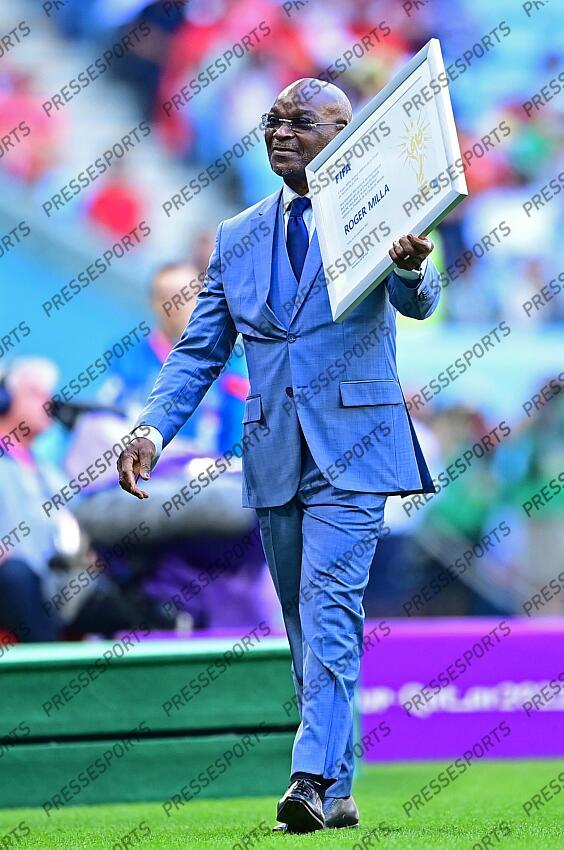 FIFA-Ehrung fuer Roga Milla (Kamerun) Al Wakrah, 24.11.2022, FIFA Fussball WM 2022 in Katar, Gruppenphase, Schweiz - Kamerun SUISSE-CAMEROUN (1-0) 