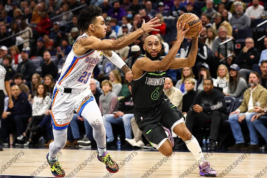 Dec 3, 2022; Minneapolis, Minnesota, USA; Minnesota Timberwolves guard Jordan McLaughlin (6) drives to the net against Oklahoma City Thunder guard Tre Mann (23) during the fourth quarter at Target Center. Mandatory Credit: Matt Krohn-USA TODAY Sports 03 DECEMBRE 