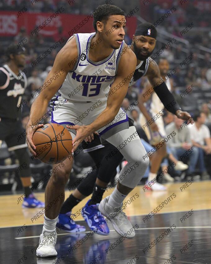 Dec 3, 2022; Los Angeles, California, USA; Sacramento Kings forward Keegan Murray (13) steps in front of Los Angeles Clippers forward Marcus Morris Sr. (8) for a rebound in the first quarter at Crypto.com Arena. Mandatory Credit: Jayne Kamin-Oncea-USA TODAY Sports 03 DECEMBRE 