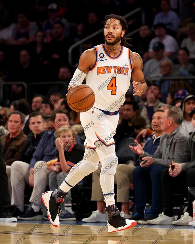 Dec 3, 2022; New York, New York, USA; New York Knicks guard Derrick Rose (4) brings the ball up court against the Dallas Mavericks during the third quarter at Madison Square Garden. Mandatory Credit: Brad Penner-USA TODAY Sports 03 DECEMBRE 