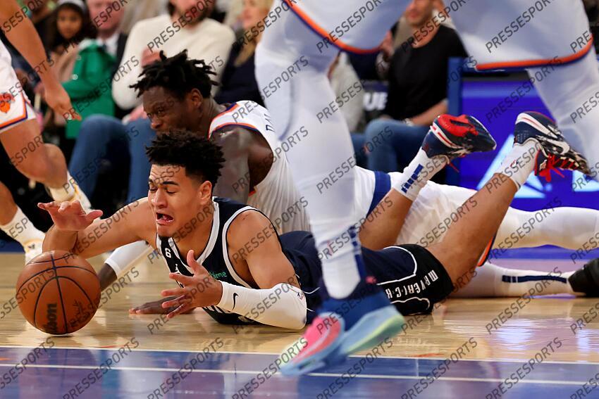Dec 3, 2022; New York, New York, USA; Dallas Mavericks guard Josh Green (8) and New York Knicks forward Julius Randle (30) dive for a loose ball during the third quarter at Madison Square Garden. Mandatory Credit: Brad Penner-USA TODAY Sports 03 DECEMBRE 