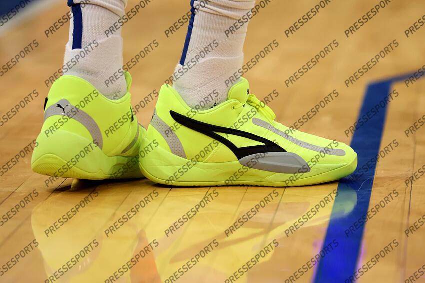 Dec 3, 2022; New York, New York, USA; Sneakers worn by New York Knicks guard RJ Barrett (9) during the third quarter against the Dallas Mavericks at Madison Square Garden. Mandatory Credit: Brad Penner-USA TODAY Sports 03 DECEMBRE 