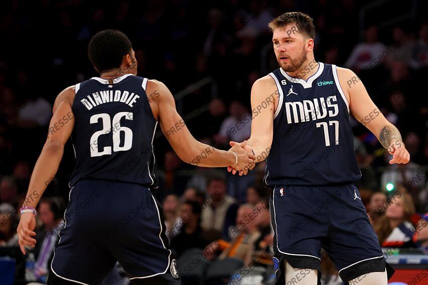 Dec 3, 2022; New York, New York, USA; Dallas Mavericks guard Luka Doncic (77) celebrates with guard Spencer Dinwiddie (26) during the third quarter against the New York Knicks at Madison Square Garden. Mandatory Credit: Brad Penner-USA TODAY Sports 03 DECEMBRE 