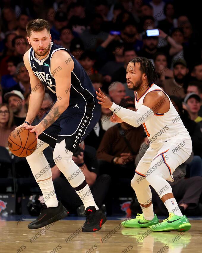 Dec 3, 2022; New York, New York, USA; Dallas Mavericks guard Luka Doncic (77) controls the ball against New York Knicks guard Jalen Brunson (11) during the third quarter at Madison Square Garden. Mandatory Credit: Brad Penner-USA TODAY Sports 03 DECEMBRE 