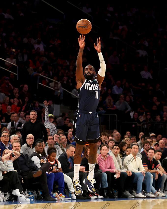 Dec 3, 2022; New York, New York, USA; Dallas Mavericks forward Tim Hardaway Jr. (11) shoots a three point shot against the New York Knicks during the second quarter at Madison Square Garden. Mandatory Credit: Brad Penner-USA TODAY Sports 03 DECEMBRE 