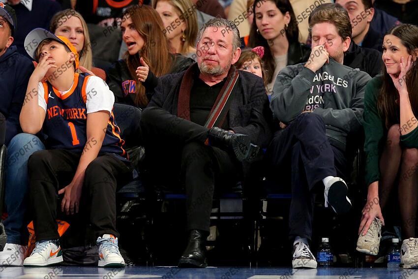 Dec 3, 2022; New York, New York, USA; New York Knicks executive chairman James Dolan watches during the second quarter against the Dallas Mavericks at Madison Square Garden. Mandatory Credit: Brad Penner-USA TODAY Sports 03 DECEMBRE 