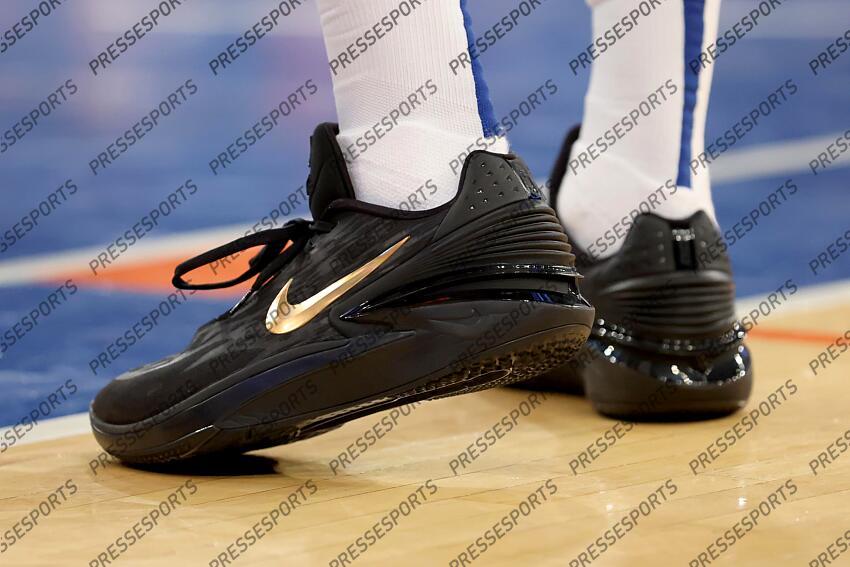 Dec 3, 2022; New York, New York, USA; Sneakers worn by New York Knicks forward Julius Randle (30) during the second quarter against the Dallas Mavericks at Madison Square Garden. Mandatory Credit: Brad Penner-USA TODAY Sports 03 DECEMBRE 