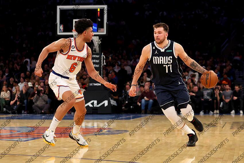 Dec 3, 2022; New York, New York, USA; Dallas Mavericks guard Luka Doncic (77) brings the ball up court against New York Knicks guard Quentin Grimes (6) during the second quarter at Madison Square Garden. Mandatory Credit: Brad Penner-USA TODAY Sports 03 DECEMBRE 