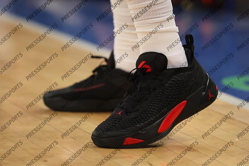 Dec 3, 2022; New York, New York, USA; Sneakers worn by Dallas Mavericks guard Luka Doncic (77) during the second quarter against the New York Knicks at Madison Square Garden. Mandatory Credit: Brad Penner-USA TODAY Sports 03 DECEMBRE 