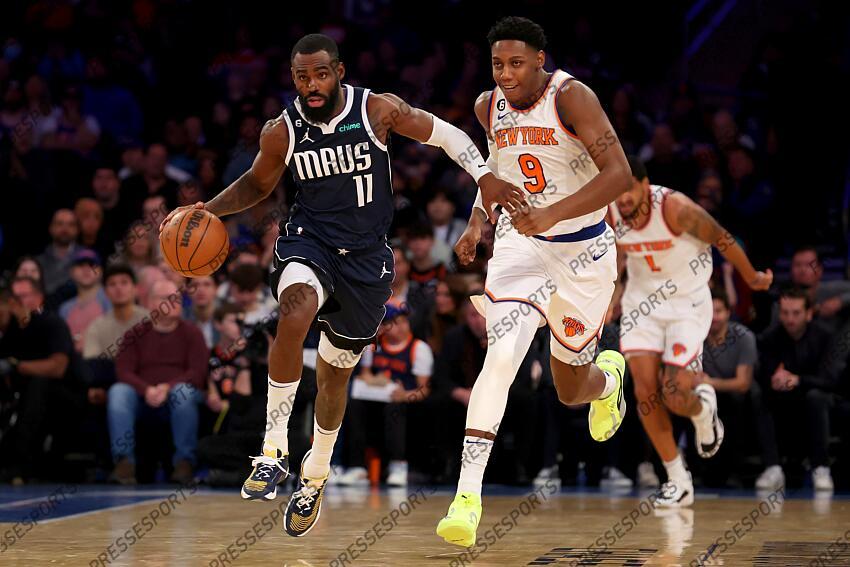 Dec 3, 2022; New York, New York, USA; Dallas Mavericks forward Tim Hardaway Jr. (11) brings the ball up court against New York Knicks guard RJ Barrett (9) during the second quarter at Madison Square Garden. Mandatory Credit: Brad Penner-USA TODAY Sports 03 DECEMBRE 