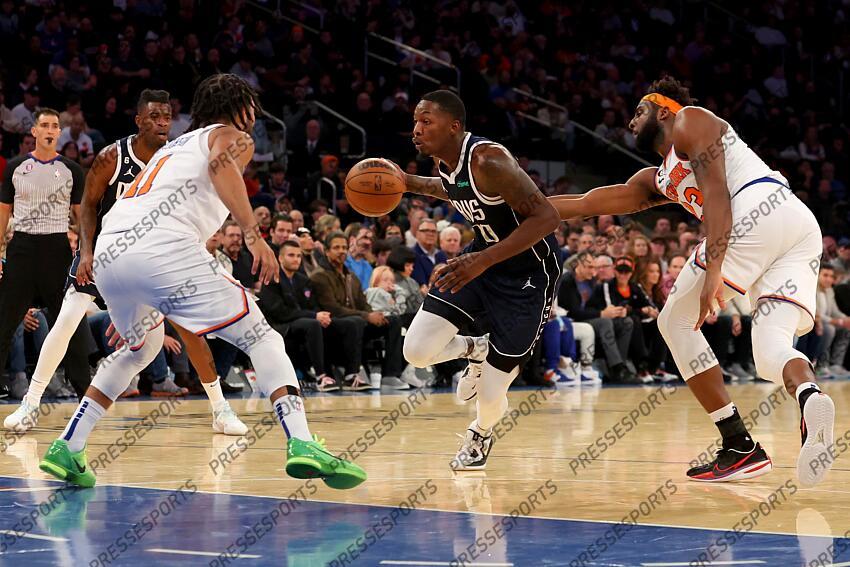 Dec 3, 2022; New York, New York, USA; Dallas Mavericks forward Dorian Finney-Smith (10) drives to the basket against New York Knicks guard Jalen Brunson (11) and center Mitchell Robinson (23) during the second quarter at Madison Square Garden. Mandatory Credit: Brad Penner-USA TODAY Sports 03 DECEMBRE 
