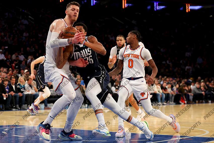 Dec 3, 2022; New York, New York, USA; Dallas Mavericks guard Spencer Dinwiddie (26) is fouled as he drives to the basket by New York Knicks center Isaiah Hartenstein (55) during the second quarter at Madison Square Garden. Mandatory Credit: Brad Penner-USA TODAY Sports 03 DECEMBRE 