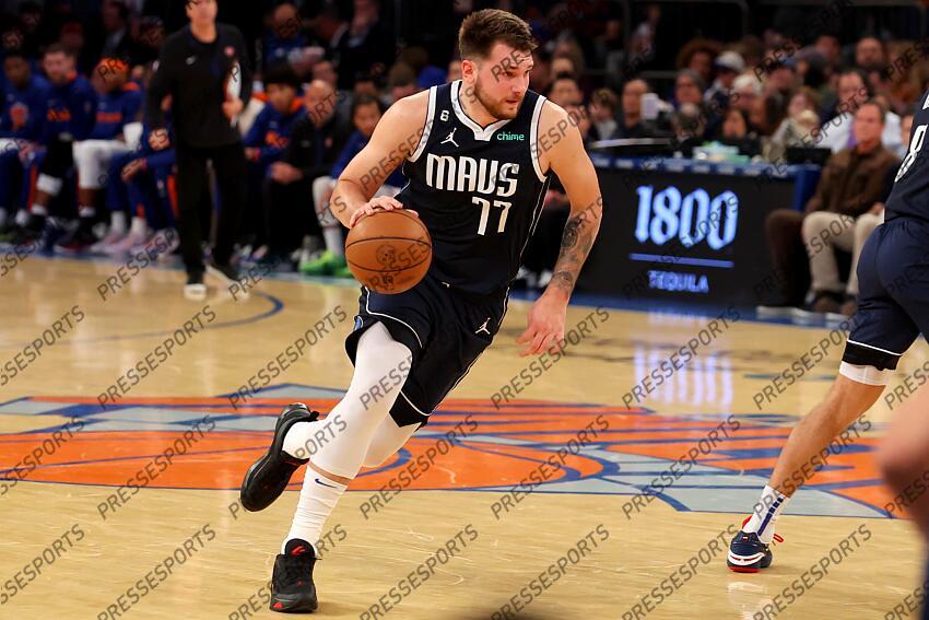 Dec 3, 2022; New York, New York, USA; Dallas Mavericks guard Luka Doncic (77) controls the ball against the New York Knicks during the first quarter at Madison Square Garden. Mandatory Credit: Brad Penner-USA TODAY Sports 03 DECEMBRE 