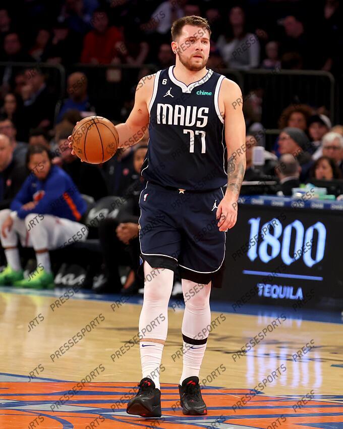 Dec 3, 2022; New York, New York, USA; Dallas Mavericks guard Luka Doncic (77) brings the ball up court against the New York Knicks during the first quarter at Madison Square Garden. Mandatory Credit: Brad Penner-USA TODAY Sports 03 DECEMBRE 
