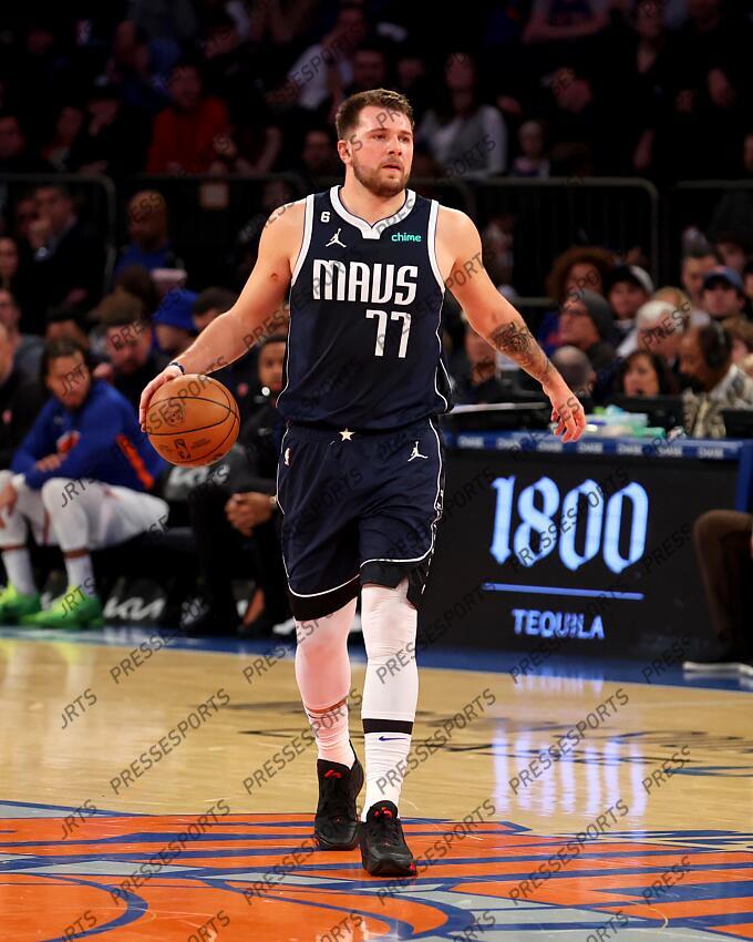 Dec 3, 2022; New York, New York, USA; Dallas Mavericks guard Luka Doncic (77) brings the ball up court against the New York Knicks during the first quarter at Madison Square Garden. Mandatory Credit: Brad Penner-USA TODAY Sports 03 DECEMBRE 