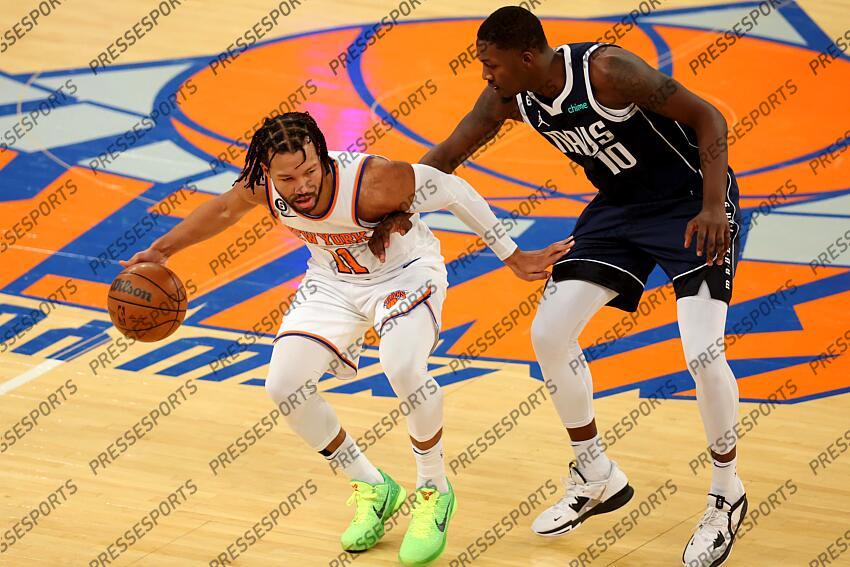 Dec 3, 2022; New York, New York, USA; New York Knicks guard Jalen Brunson (11) controls the ball against Dallas Mavericks forward Dorian Finney-Smith (10) during the first quarter at Madison Square Garden. Mandatory Credit: Brad Penner-USA TODAY Sports 03 DECEMBRE 