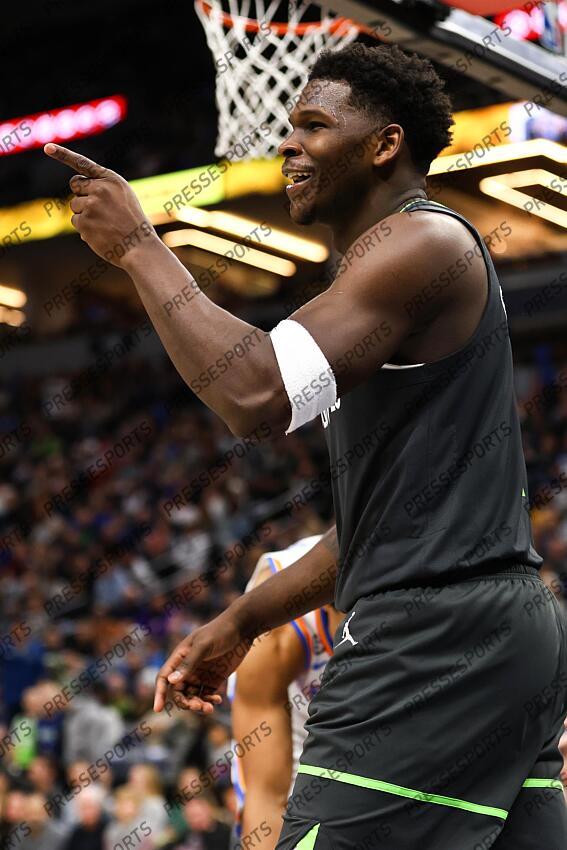 Dec 3, 2022; Minneapolis, Minnesota, USA; Minnesota Timberwolves guard Anthony Edwards (1) reacts after being called for an offensive foul against the Oklahoma City Thunder during the fourth quarter at Target Center. Mandatory Credit: Matt Krohn-USA TODAY Sports 03 DECEMBRE 