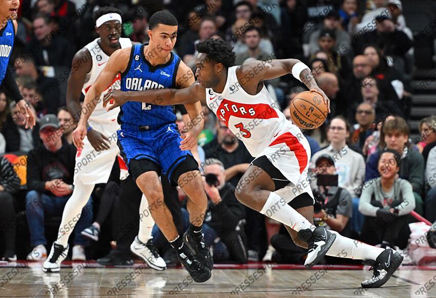 Dec 3, 2022; Toronto, Ontario, CAN; Toronto Raptors forward OG Anunoby (3) dribbles the ball past Orlando Magic forward Caleb Houstan (2) in the first half at Scotiabank Arena. Mandatory Credit: Dan Hamilton-USA TODAY Sports 03 DECEMBRE 