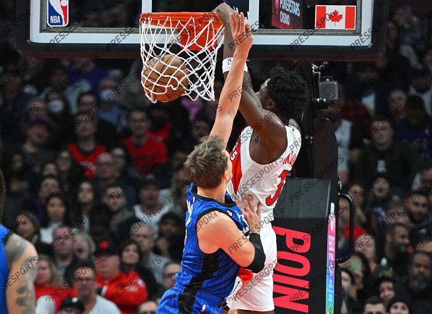 Dec 3, 2022; Toronto, Ontario, CAN; Toronto Raptors forward OG Anunoby (3) dunks for a basket over Orlando Magic forward Franz Wagner (22) in the first half at Scotiabank Arena. Mandatory Credit: Dan Hamilton-USA TODAY Sports 03 DECEMBRE 