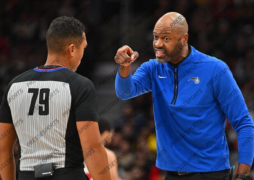 Dec 3, 2022; Toronto, Ontario, CAN; Orlando Magic head coach Jamahl Mosley gestures as he speaks to game official John Conley (79) in the first half against the Toronto Raptors at Scotiabank Arena. Mandatory Credit: Dan Hamilton-USA TODAY Sports 03 DECEMBRE 