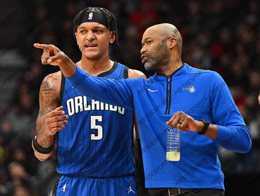 Dec 3, 2022; Toronto, Ontario, CAN; Orlando Magic head coach Jamahl Mosley speaks to forward Paolo Banchero (5) in the first half against the Toronto Raptors at Scotiabank Arena. Mandatory Credit: Dan Hamilton-USA TODAY Sports 03 DECEMBRE 