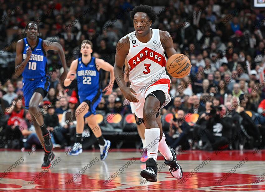 Dec 3, 2022; Toronto, Ontario, CAN; Toronto Raptors forward OG Anunoby (3) dribbles the ball up court against the Orlando Magic in the second half at Scotiabank Arena. Mandatory Credit: Dan Hamilton-USA TODAY Sports 03 DECEMBRE 
