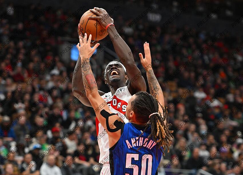 Dec 3, 2022; Toronto, Ontario, CAN; Toronto Raptors forward Pascal Siakam (43) shoots the ball over Orlando Magic guard Cole Anthony (50) in the second half at Scotiabank Arena. Mandatory Credit: Dan Hamilton-USA TODAY Sports 03 DECEMBRE 