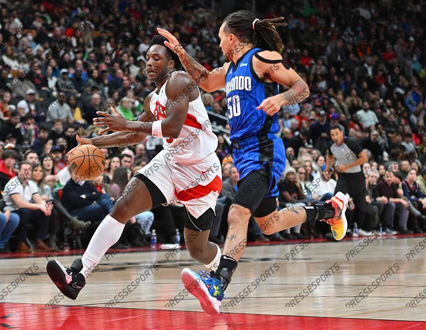 Dec 3, 2022; Toronto, Ontario, CAN; Toronto Raptors forward OG Anunoby (3) dribbles the ball past Orlando Magic guard Cole Anthony (50) in the second half at Scotiabank Arena. Mandatory Credit: Dan Hamilton-USA TODAY Sports 03 DECEMBRE 