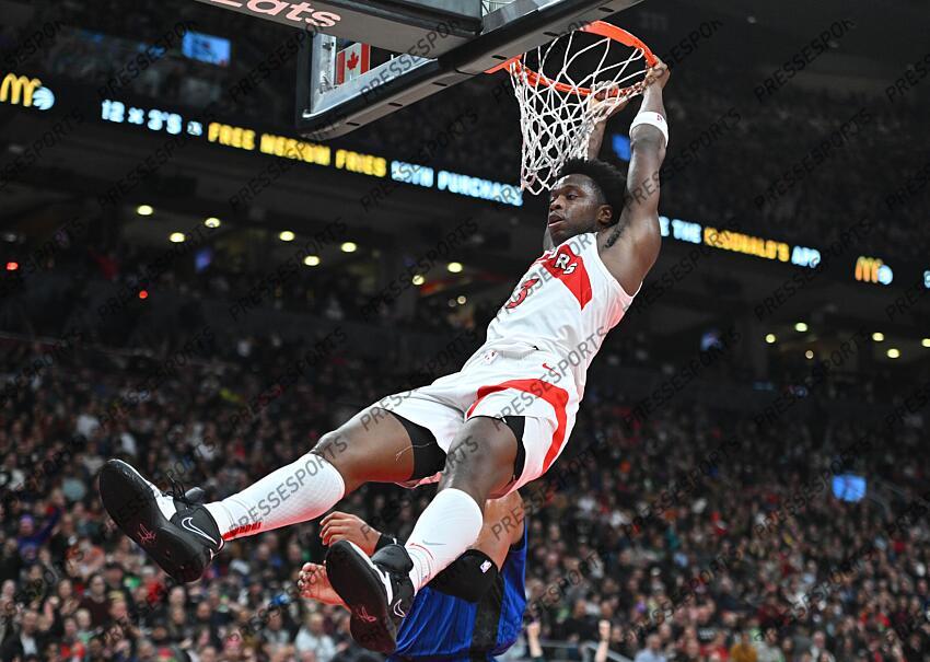Dec 3, 2022; Toronto, Ontario, CAN; Toronto Raptors forward OG Anunoby (3) dunks for a basket against the Orlando Magic in the second half at Scotiabank Arena. Mandatory Credit: Dan Hamilton-USA TODAY Sports 03 DECEMBRE 