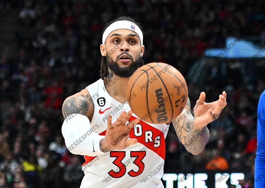 Dec 3, 2022; Toronto, Ontario, CAN; Toronto Raptors guard Gary Trent Jr. (33) passes the ball against the Orlando Magic in the second half at Scotiabank Arena. Mandatory Credit: Dan Hamilton-USA TODAY Sports 03 DECEMBRE 