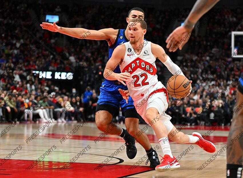 Dec 3, 2022; Toronto, Ontario, CAN; Toronto Raptors guard Malachi Flynn (22) dribbles the ball past Orlando Magic forward Caleb Houstan (2) in the second half at Scotiabank Arena. Mandatory Credit: Dan Hamilton-USA TODAY Sports 03 DECEMBRE 