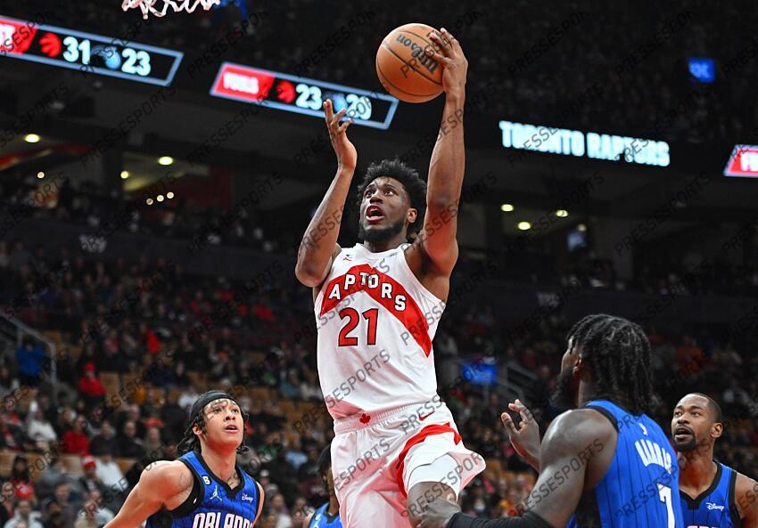 Dec 3, 2022; Toronto, Ontario, CAN; Toronto Raptors forward Thaddeus Young (21) goes up for a basket against the Orlando Magic in the second half at Scotiabank Arena. Mandatory Credit: Dan Hamilton-USA TODAY Sports 03 DECEMBRE 