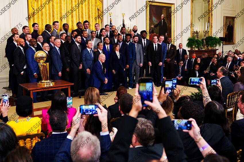 Jan 17, 2023; Washington, DC, USA; President Joe Biden kneels as he takes a photo with players and staff of the Golden State Warriors after a ceremony in the East Room of the White House to celebrate their 2022 NBA championship. Mandatory Credit: Josh Morgan-USA TODAY GOLDEN STATE WARRIORS A LA MAISON BLANCHE 