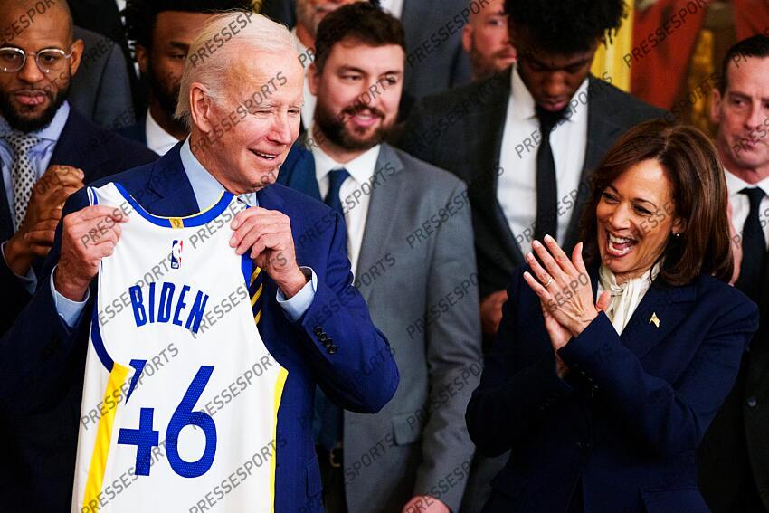 Jan 17, 2023; Washington, DC, USA; President Joe Biden holds up a Golden State Warriors jersey with his last name and the number "46" on it during a ceremony with the team to celebrate their 2022 NBA championship in the East Room at The White House. Mandatory Credit: Josh Morgan-USA TODAY GOLDEN STATE WARRIORS A LA MAISON BLANCHE 
