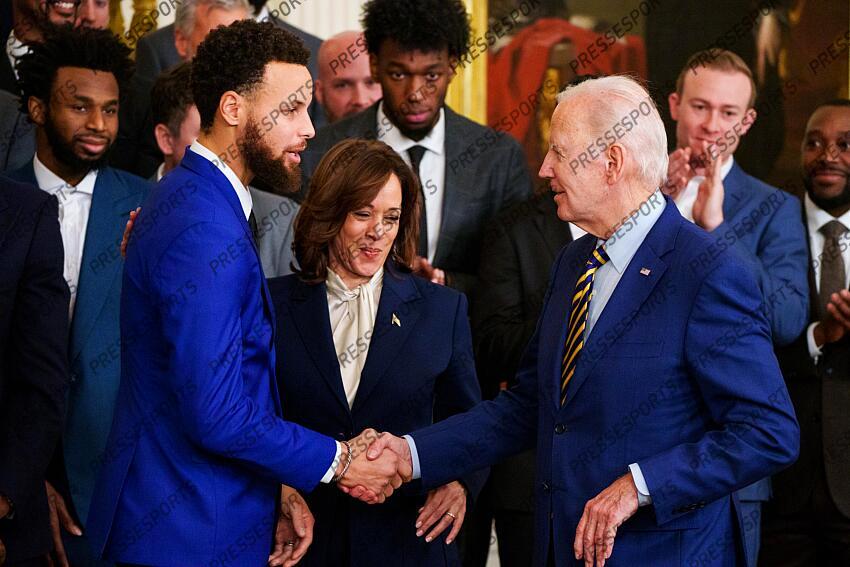 Jan 17, 2023; Washington, DC, USA; President Joe Biden welcomes Steph Curry of the Golden State Warriors to the East Room of the White House during a ceremony to celebrate their 2022 NBA championship. Mandatory Credit: Josh Morgan-USA TODAY GOLDEN STATE WARRIORS A LA MAISON BLANCHE 