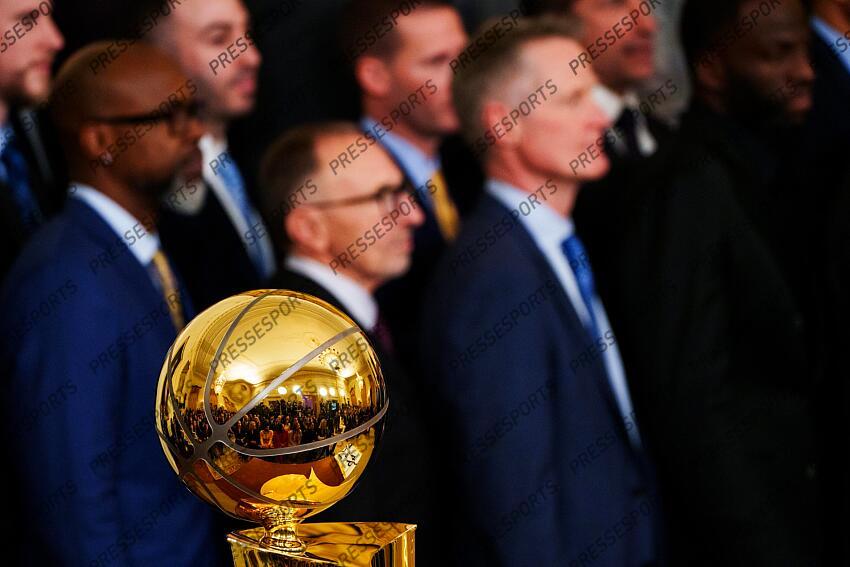 Jan 17, 2023; Washington, DC, USA; Players and staff of the Golden State Warriors stand behind the 2022 NBA championship trophy during a ceremony in the East Room at The White House. Mandatory Credit: Josh Morgan-USA TODAY GOLDEN STATE WARRIORS A LA MAISON BLANCHE 