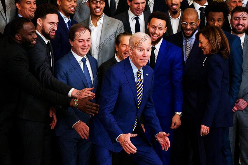 Jan 17, 2023; Washington, DC, USA; President Joe Biden fakes out members of the Golden State Warriors as he stands up after kneeling for a photograph during a ceremony in the East Room of the White House to celebrate their 2022 NBA championship. Mandatory Credit: Josh Morgan-USA TODAY GOLDEN STATE WARRIORS A LA MAISON BLANCHE 
