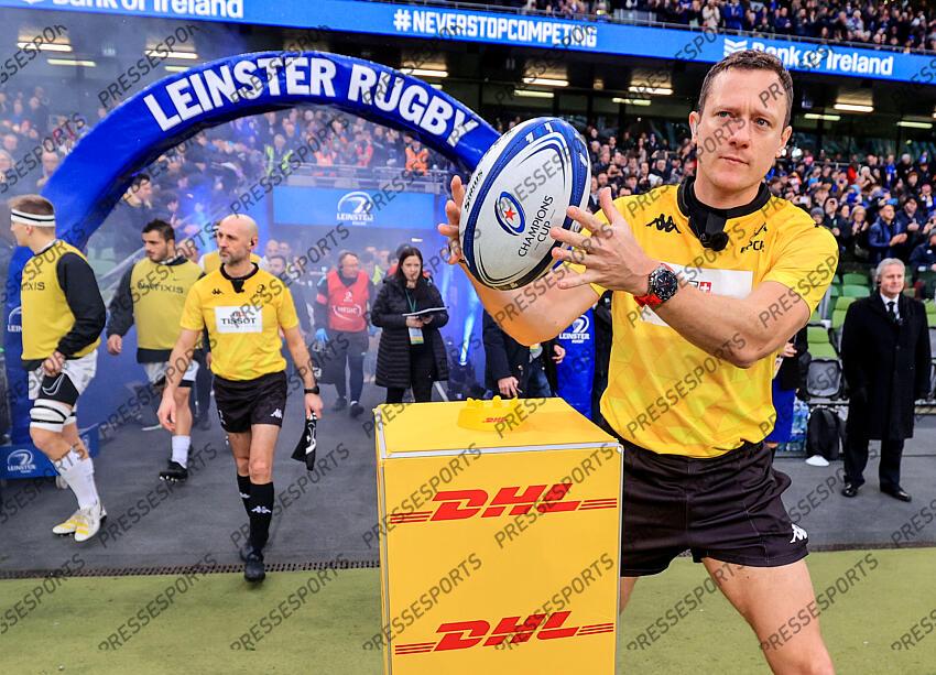 Heineken Champions Cup Round 4 Pool A, Aviva Stadium, Dublin 21/1/2023 Leinster vs Racing 92 Referee Matthew Carley lifts the match ball of the DHL Plinth Mandatory Credit ©INPHO/Dan Sheridan LEINSTER-RACING 92 (36-10) 
