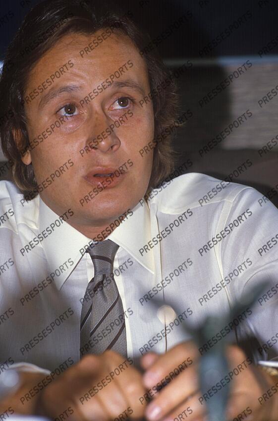 ojjeh (mansour) - (ars) - fils aîné de l'homme d’affaires multi-milliardaire saoudien d’origine syrienne Akram Ojjeh fondateur du groupe TAG. De 1983 à 1987, TAG a donné son nom au moteur turbo TAG Porsche qui équipe les McLaren engagées dans le championnat du monde de Formule 1. Jour et lieu de prise de vue inconnus 