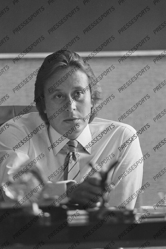 ojjeh (mansour) - (ars) - fils aîné de l'homme d’affaires multi-milliardaire saoudien d’origine syrienne Akram Ojjeh fondateur du groupe TAG. De 1983 à 1987, TAG a donné son nom au moteur turbo TAG Porsche qui équipe les McLaren engagées dans le championnat du monde de Formule 1. Jour et lieu de prise de vue inconnus 