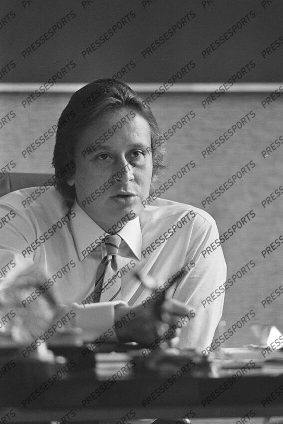 ojjeh (mansour) - (ars) - fils aîné de l'homme d’affaires multi-milliardaire saoudien d’origine syrienne Akram Ojjeh fondateur du groupe TAG. De 1983 à 1987, TAG a donné son nom au moteur turbo TAG Porsche qui équipe les McLaren engagées dans le championnat du monde de Formule 1. Jour et lieu de prise de vue inconnus 