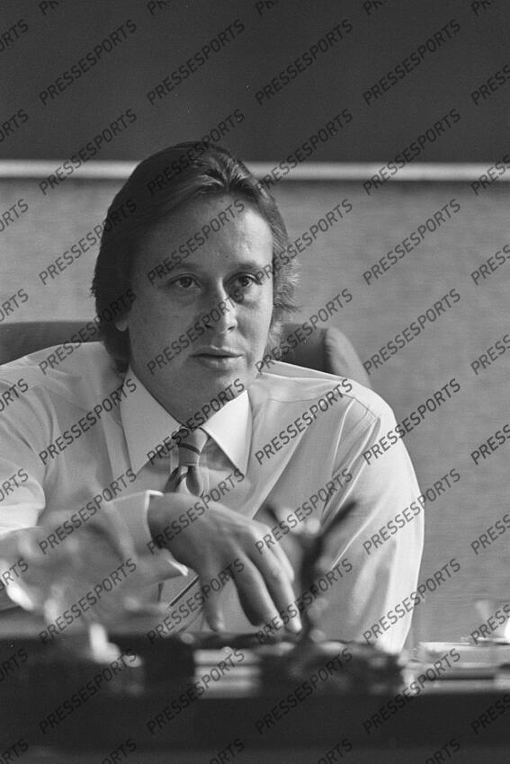 ojjeh (mansour) - (ars) - fils aîné de l'homme d’affaires multi-milliardaire saoudien d’origine syrienne Akram Ojjeh fondateur du groupe TAG. De 1983 à 1987, TAG a donné son nom au moteur turbo TAG Porsche qui équipe les McLaren engagées dans le championnat du monde de Formule 1. Jour et lieu de prise de vue inconnus 